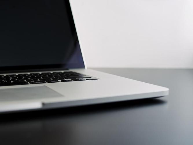 黑白色互联网科技书桌办公桌摆放笔记本电脑信息技术背景图片